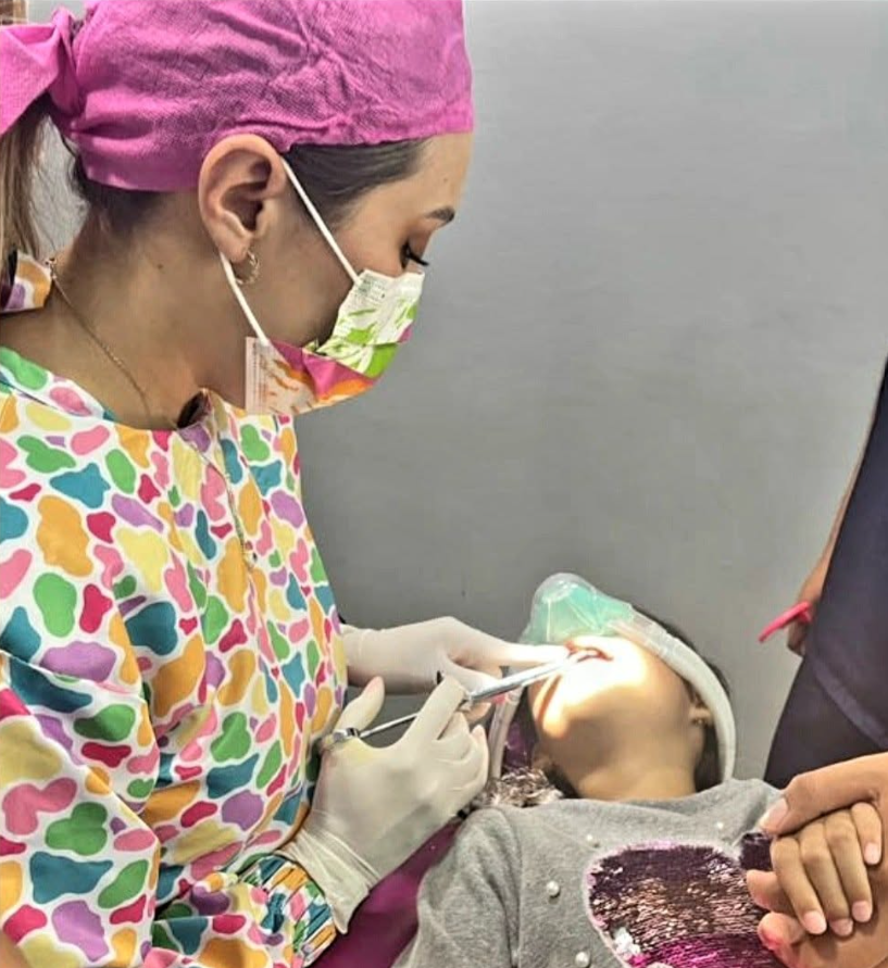Caso de tratamiento dental exitoso en Dr. Smile mostrando la sonrisa del paciente