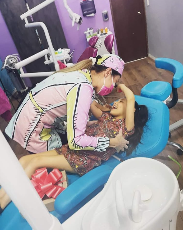 Tratamiento dental completo mostrando la transformacion de la sonrisa del paciente