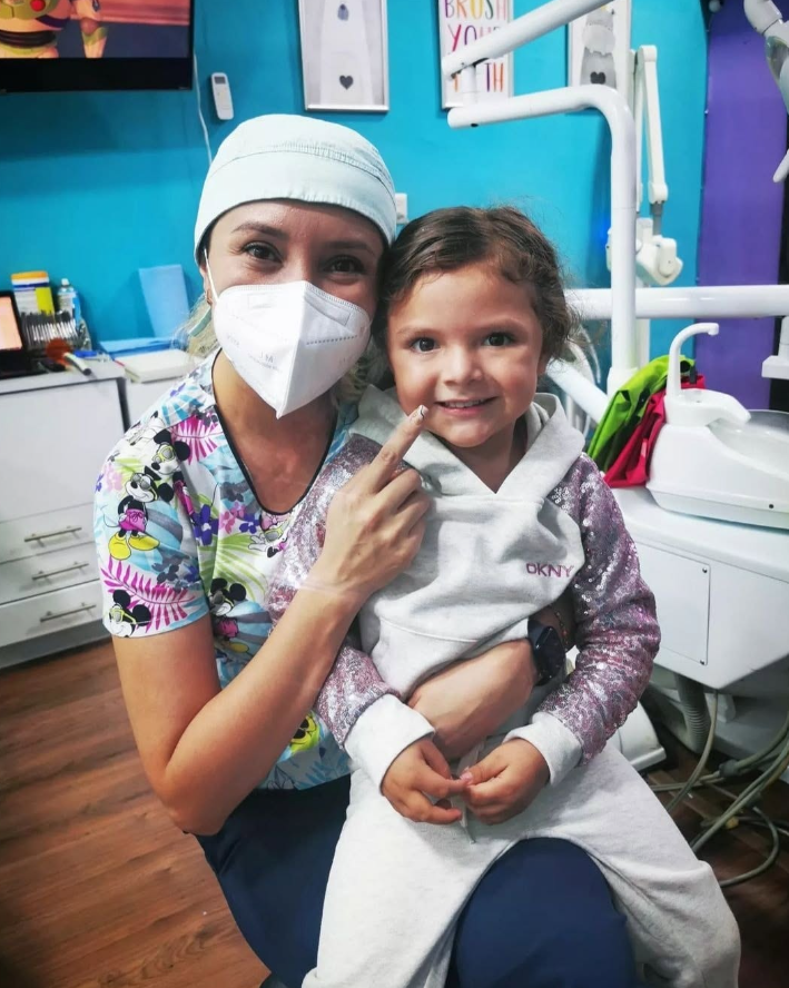 Resultado de tratamiento de protesis dental de alta calidad en consultorio Dr. Smile